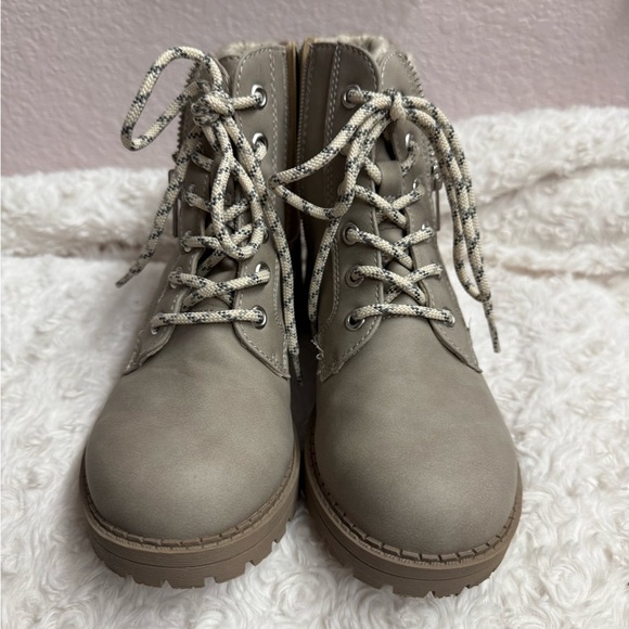 Girls Grayish/Beige Ankle Boots, sz 5.5 - Picture 3 of 7